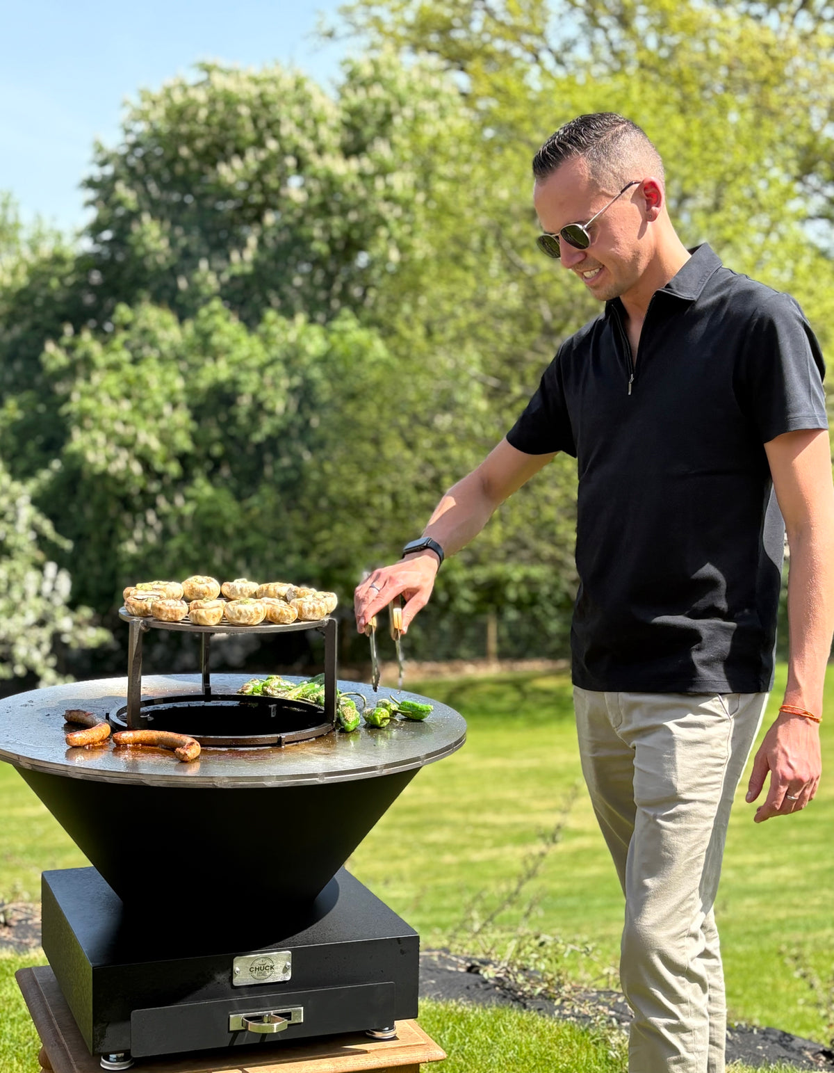 Wouter D’hondt, privéchef en ontwikkelaar van CHUCK, kookt buiten op de plancha.