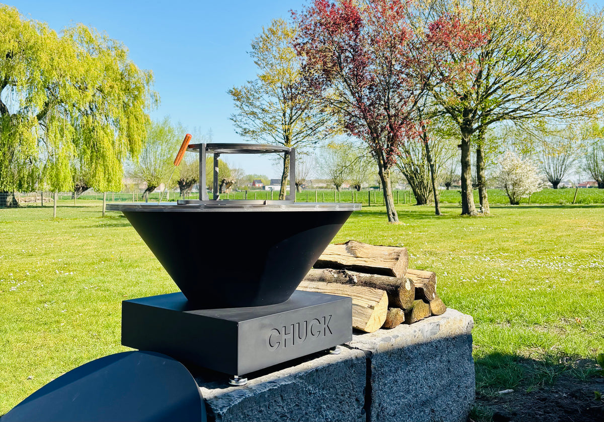 CHUCK compacte mobiele open-vuur plancha op een sfeervol terras