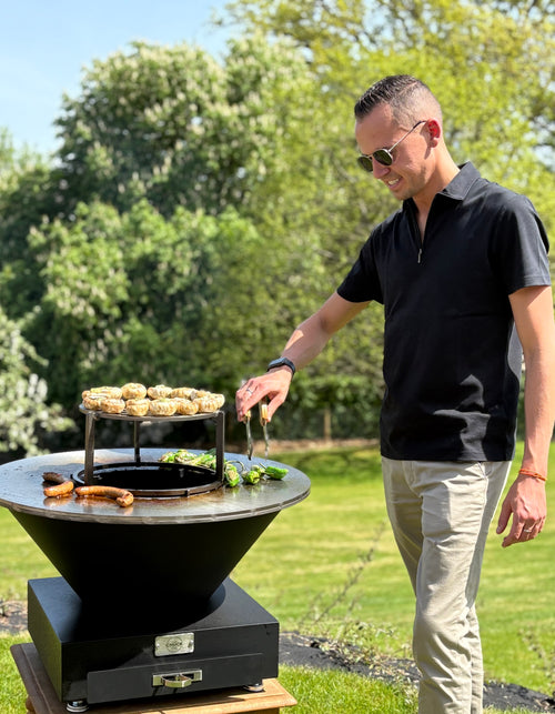 Wouter D’hondt, ontwikkelaar van CHUCK, aan het koken op zijn plancha